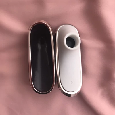 Satisfyer Pro Traveller - Mini csikló szívogató vibrátor - Womanizer helyett